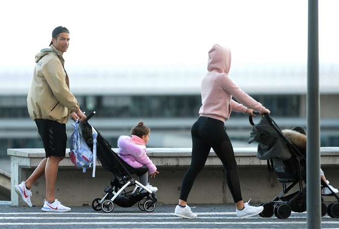 Hình ảnh Ronaldo cùng gia đình đi dạo ở quê nhà gây tranh cãi