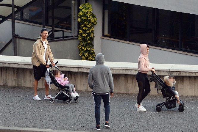 Hình ảnh Ronaldo cùng gia đình đi dạo ở quê nhà gây tranh cãi