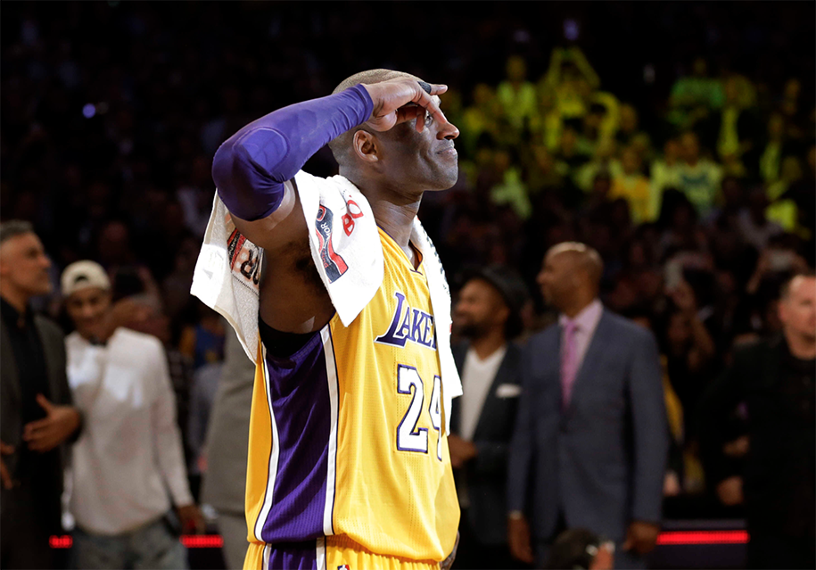 Chiếc khăn từng khoác trên người Kobe Bryant được đấu giá đến 800 triệu đồng