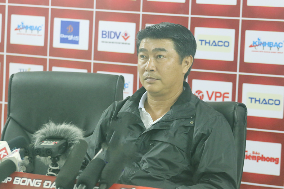 HLV Trần Minh Chiến: “V.League mới hai vòng, chưa thể nói đội nào mạnh hay yếu”