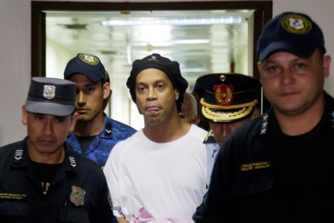 Ronaldinho ngồi tù và câu chuyện chưa kể về cuộc sống ở Barca