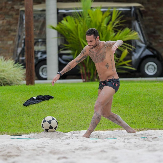 Neymar tập luyện không ngừng nghỉ trong biệt thự chờ ngày thi đấu