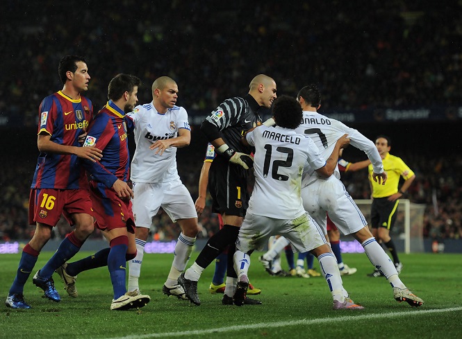 Ronaldo từng bị cựu sao Barca “cà khịa” thế nào trong trận Siêu kinh điển?