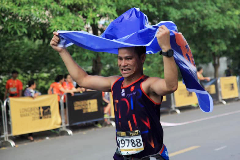 Chàng trai hoàn thành marathon với 1050 vòng quanh sân mừng sinh nhật tuổi 30