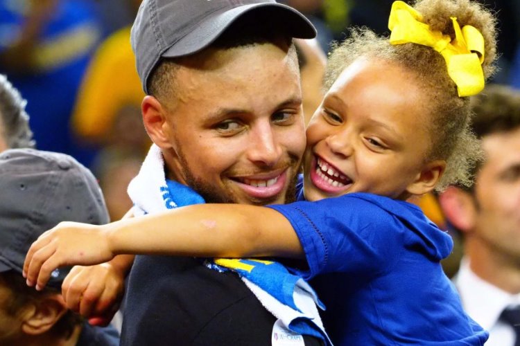Không thể tập bóng, Steph Curry trở thành thầy giáo cho con gái