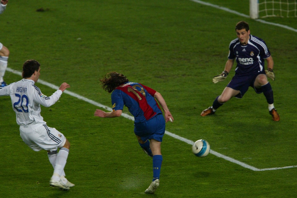 Messi lập hat-trick đầu tiên vào lưới đội nào?