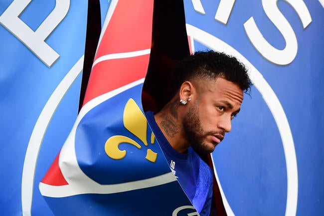 Neymar và các đồng đội ở PSG chịu mức cắt giảm lương khổng lồ