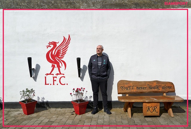 Quá yêu Liverpool, fan ngũ tuần cải tạo nhà thành sân Anfield