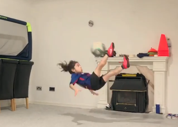 Messi cũng phải trầm trồ về kỹ năng tuyệt vời của cậu bé 7 tuổi