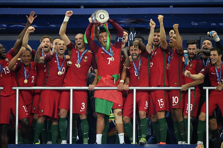 Ronaldo hào phóng ủng hộ cho cộng đồng đá phủi ở Bồ Đào Nha
