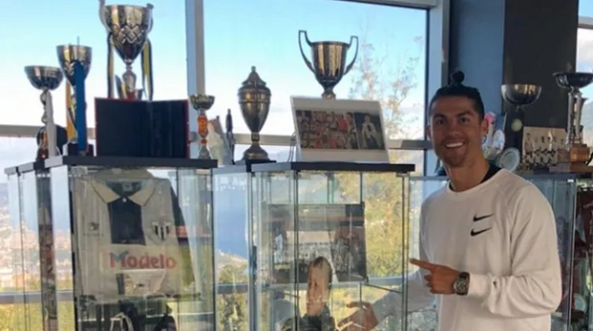 Ronaldo đến thăm phòng truyền thống của đội bóng thời thơ ấu