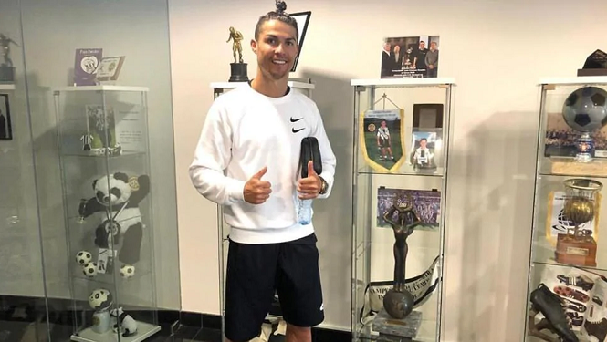 Ronaldo gây tò mò cho người hâm mộ với thông điệp học hành