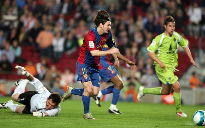 Tròn 13 năm Messi ghi bàn thắng đẹp nhất lịch sử cho Barca