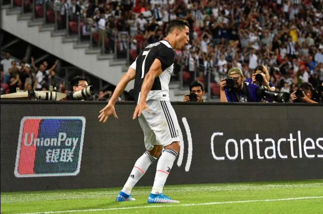 Ronaldo dạy con trai phát âm cách ăn mừng nổi tiếng của mình