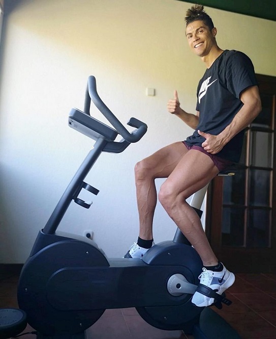 Ronaldo khoe đôi chân gân guốc khi tiếp tục tập luyện tại nhà