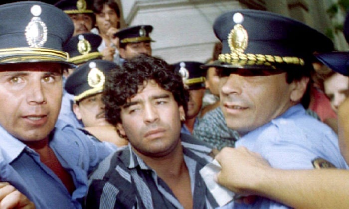 Tròn 29 năm, Maradona bị bắt vì tàng trữ ma túy