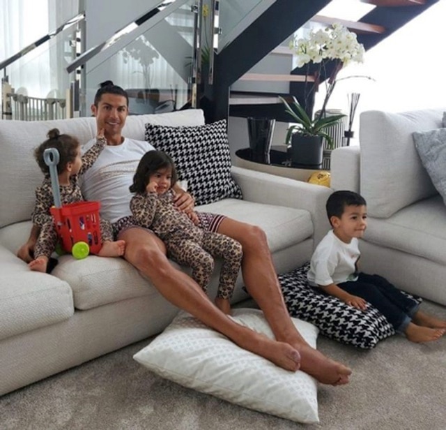 Những hình ảnh đáng yêu cậu con trai Mateo Ronaldo của CR7
