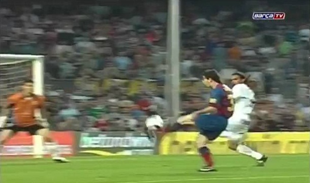Tròn 15 năm Messi ghi bàn thắng đầu tiên cho Barca