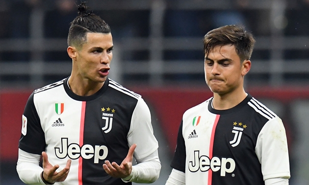 Ronaldo bị cáo buộc rò rỉ tin đồng đội nhiễm bệnh để trốn về Italia