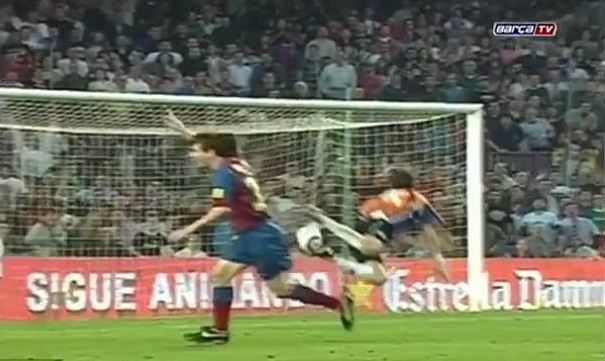 Tròn 15 năm Messi ghi bàn thắng đầu tiên cho Barca
