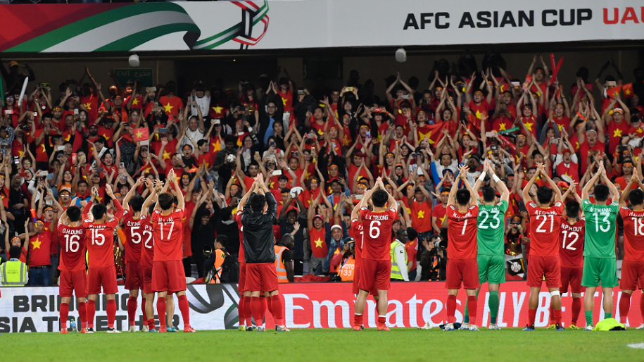 AFC ấn tượng hình ảnh ĐT Việt Nam ăn mừng cùng CĐV ở Asian Cup 2019