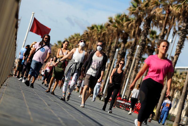Người dân Tây Ban Nha đổ ra đường chạy bộ, đạp xe, tập thể dục sau 49 ngày phong tỏa