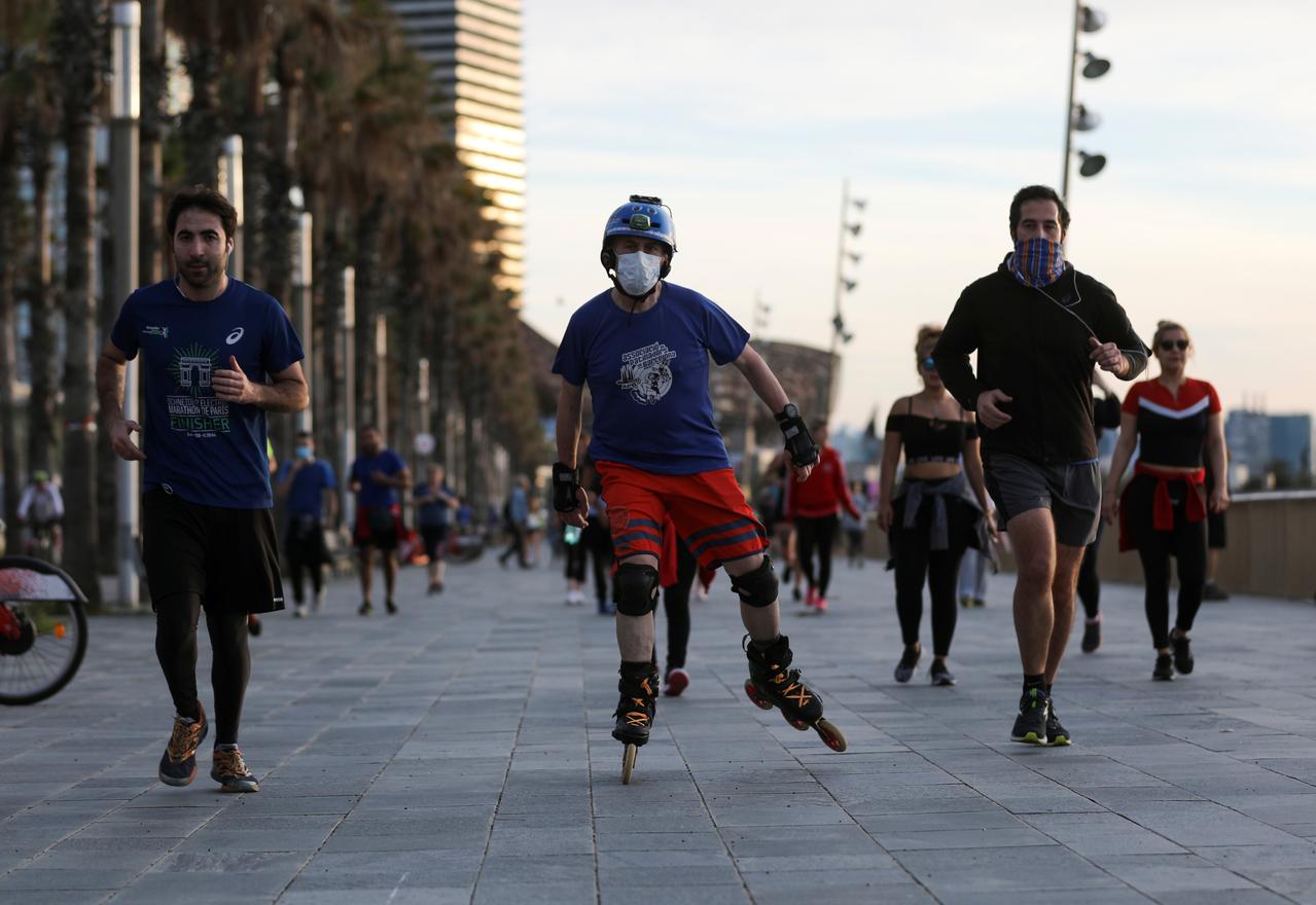Người dân Tây Ban Nha đổ ra đường chạy bộ, đạp xe, tập thể dục sau 49 ngày phong tỏa