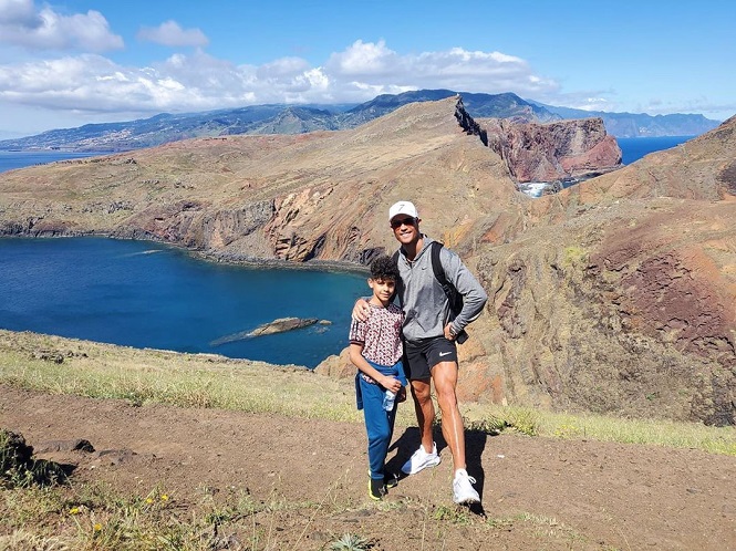 Ronaldo khoe bức ảnh tuyệt đẹp bên cạnh bạn gái và con trai trên đảo
