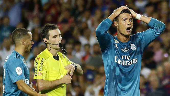 Ngày Ronaldo chế giễu lễ ăn mừng của Messi trong trận Siêu kinh điển