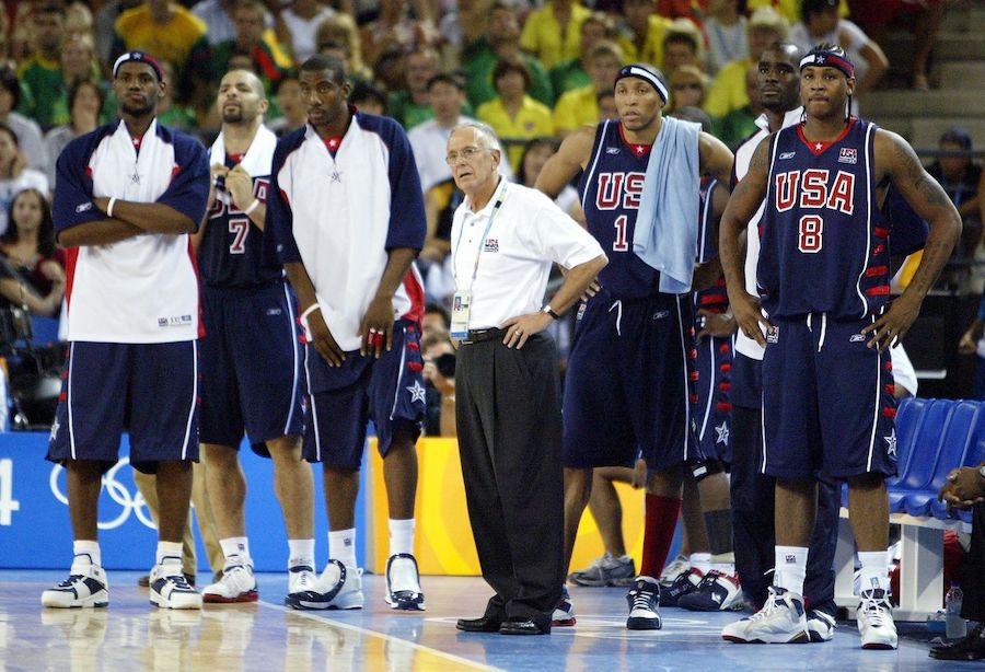 Ngồi dự bị tại Olympic 2004, LeBron James rủ Carmelo Anthony lên kế hoạch trả thù