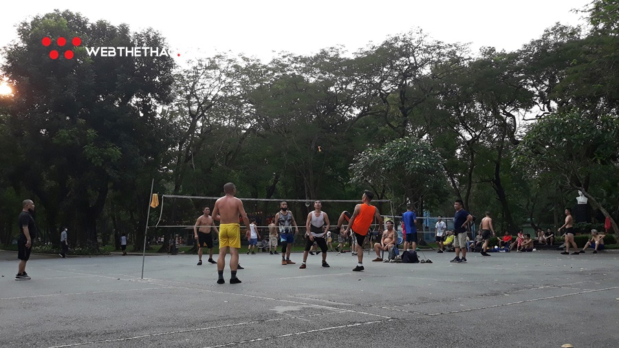 Công viên ở Hà Nội mở cửa sau dịch COVID-19, người tập thể dục tấp nập vào ra