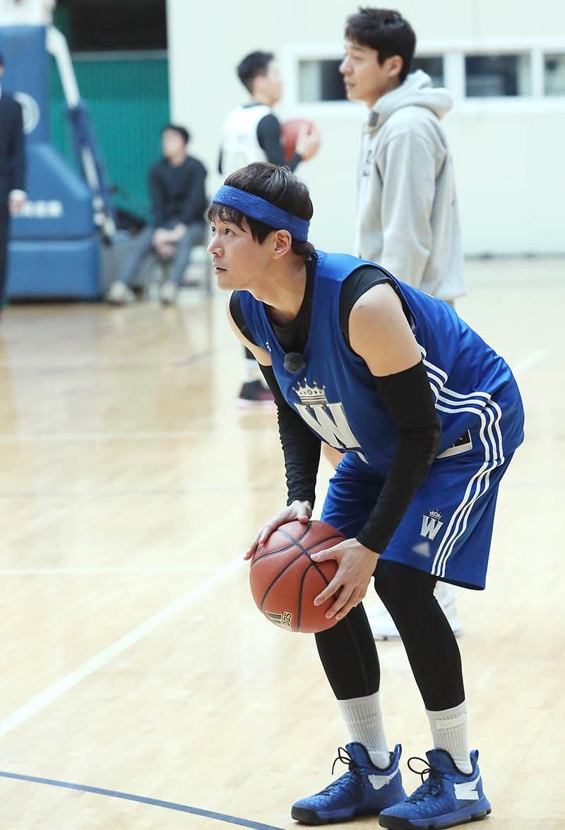 Lee Kwang Soo, HaHa, Jin Woon và những sao Hàn chơi bóng rổ cực đỉnh