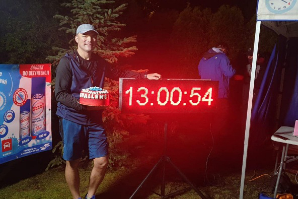 Người đàn ông lập kỷ lục thế giới chạy marathon vòng lặp chỉ… 5m tại vườn