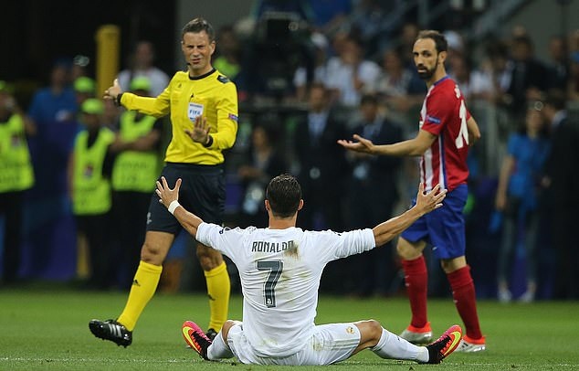 Trọng tài Clattenburg tiết lộ bí mật về Ronaldo và Messi