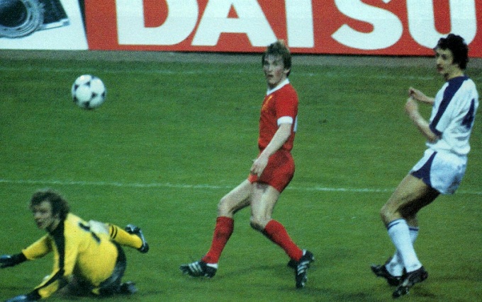 Tròn 42 năm Kenny Dalglish tỏa sáng đưa Liverpool lên đỉnh châu Âu
