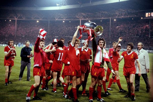 Tròn 42 năm Kenny Dalglish tỏa sáng đưa Liverpool lên đỉnh châu Âu