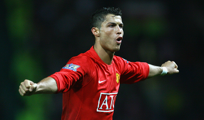 Đội hình “ngoại” xuất sắc nhất của MU gồm Ronaldo và Cantona