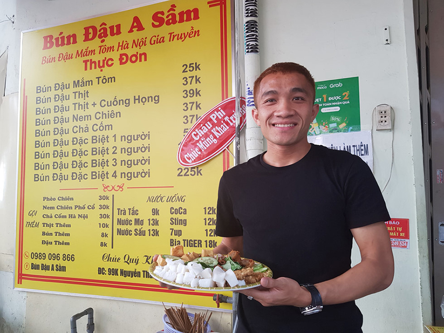 Cầu thủ Việt vừa đá bóng giỏi, vừa hái tiền từ kinh doanh