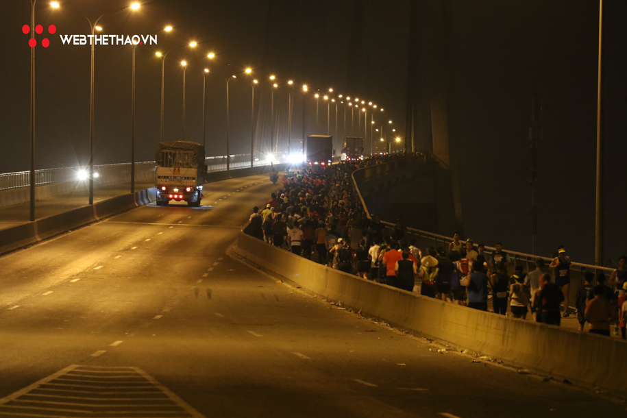 Cầu Phú Mỹ huyền ảo trong đêm đón vận động viên của HCMC Marathon 2020
