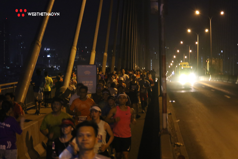 Cầu Phú Mỹ huyền ảo trong đêm đón vận động viên của HCMC Marathon 2020