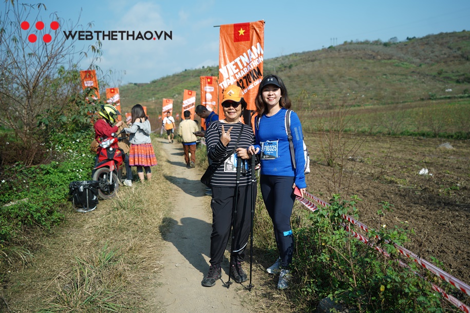 Gậy tự chế song hành với vận động viên trên đường đua Vietnam Trail Marathon 2020