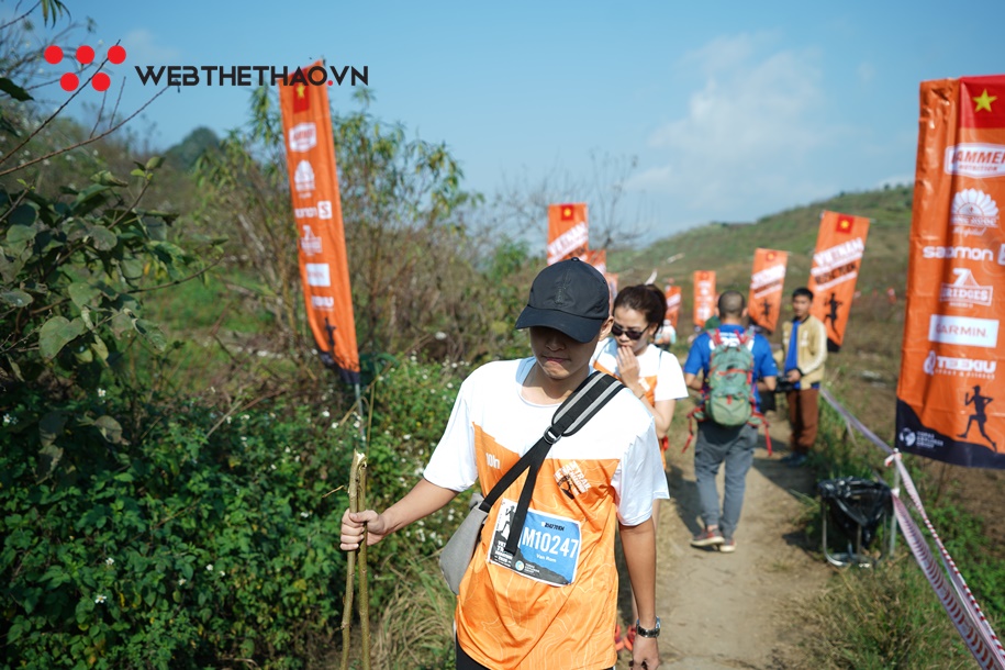 Gậy tự chế song hành với vận động viên trên đường đua Vietnam Trail Marathon 2020