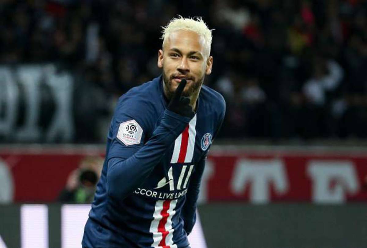 Neymar khiến đối phương “hớ” nặng với pha chuyền bóng bằng… mông