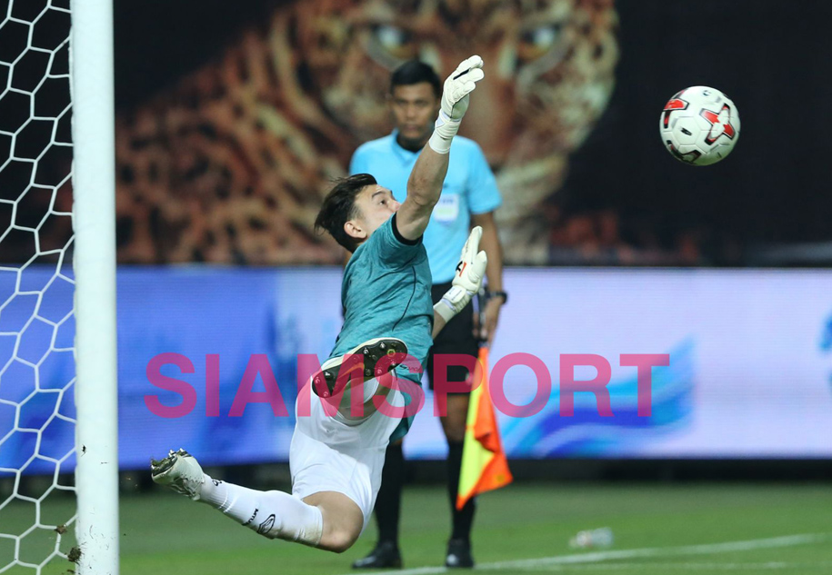 Cản phá penalty xuất sắc, Văn Lâm vẫn bị báo Thái chấm điểm thấp