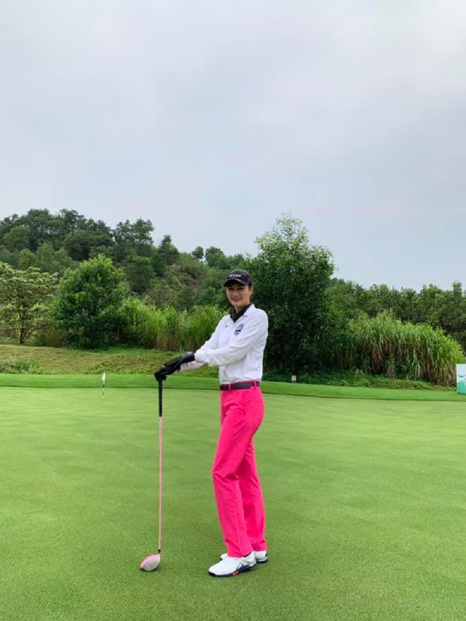 Hoa khôi bóng chuyền Kim Huệ bỗng dưng... thành golf thủ