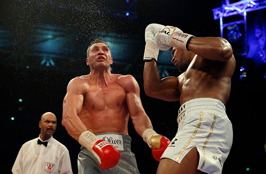 Cú đấm knock-out chết chóc của võ sỹ Boxing nặng bao nhiêu cân?