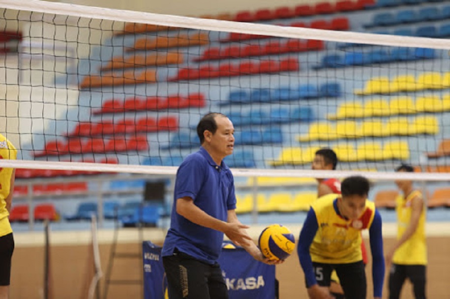 HLV Thái Quang Lai thành công với bóng chuyền cùng tấm bằng đại học môn...Điền kinh