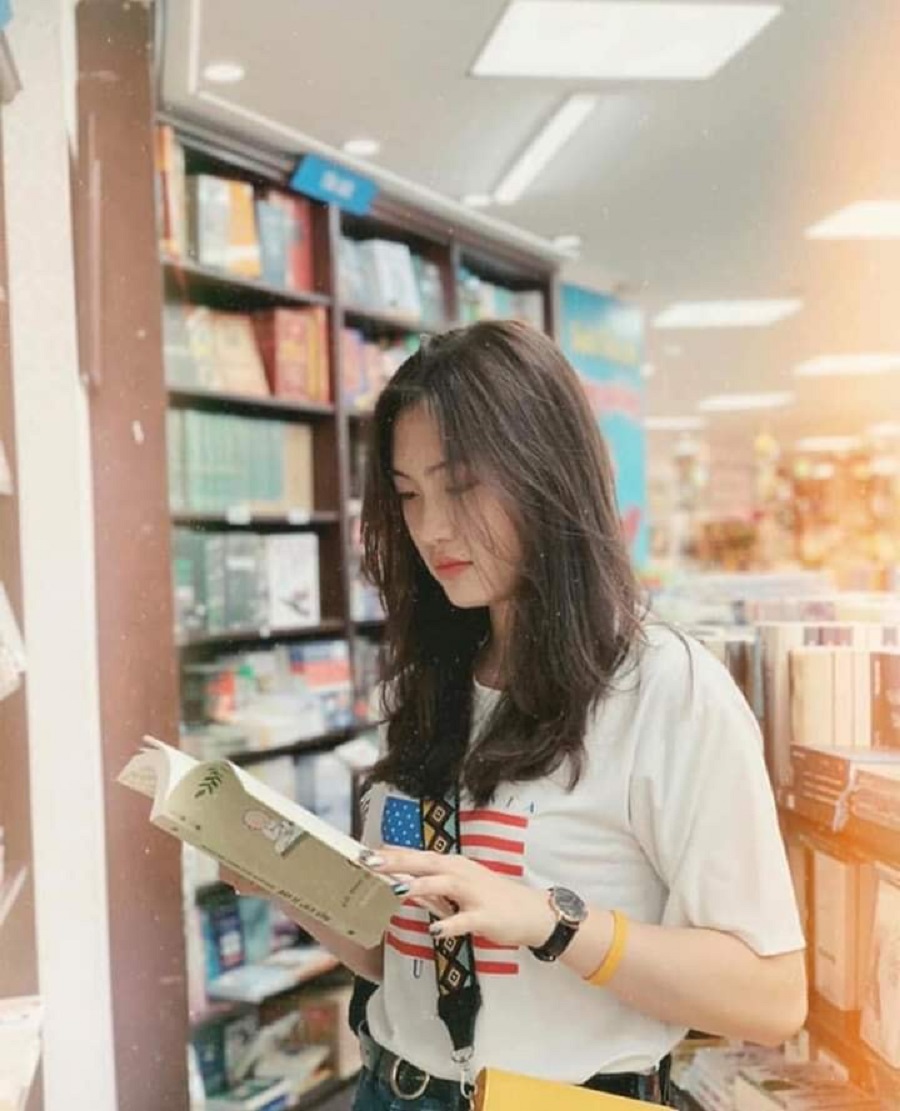 Đóa hồng xinh đẹp Trần Việt Hương tỏa sáng trong màu áo Thông tin Liên Việt Postbank
