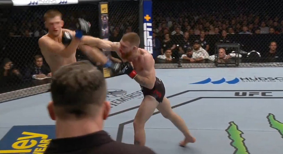 UFC Auckland: Dan The Hangman Hooker thắng sát nút Rồng Ireland Paul Felder