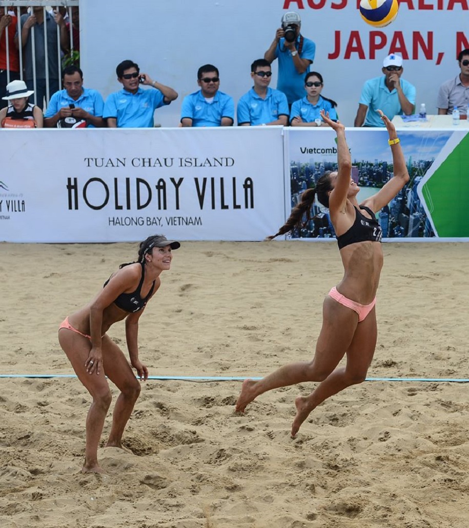 Vẻ đẹp chân thực của các nữ cầu thủ bóng chuyền bãi biển tại Tuần Châu - Hạ Long